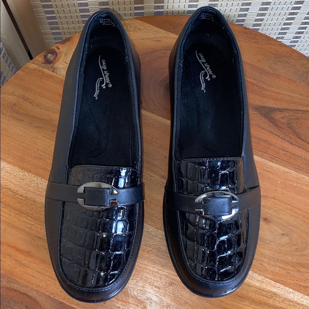 Easy Street Woman’s 7.5W Black Crocodile Pattern Comfort Loafers